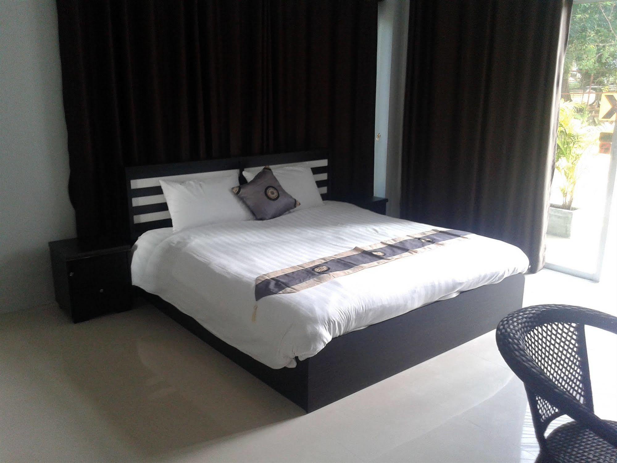 But Different Phuket Boutique Hotel Nai Harn Exteriör bild